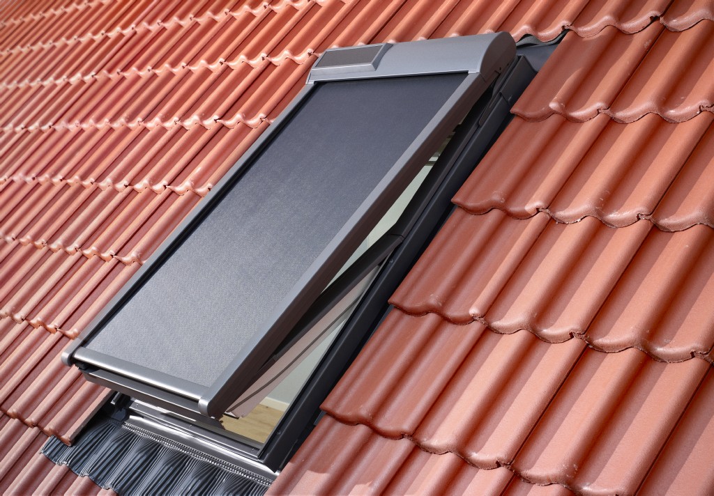 Velux SunProtectSolar Sparpaket – Dachfenster MK06 78x118 + Eindeckrahmen + Solar-Rollladen – Für Ziegel Bis 4,5 Cm Velux SunProtectSolar Sparpaket – Dachfenster MK06 78x118 + Eindeckrahmen + Solar-Rollladen – Für Ziegel Bis 4,5 Cm